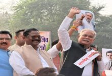 रायपुर में कांग्रेस का प्रदर्शन, भाजपा दफ्तर जाने से रोकी गई