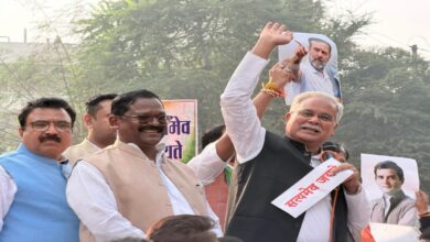 रायपुर में कांग्रेस का प्रदर्शन, भाजपा दफ्तर जाने से रोकी गई