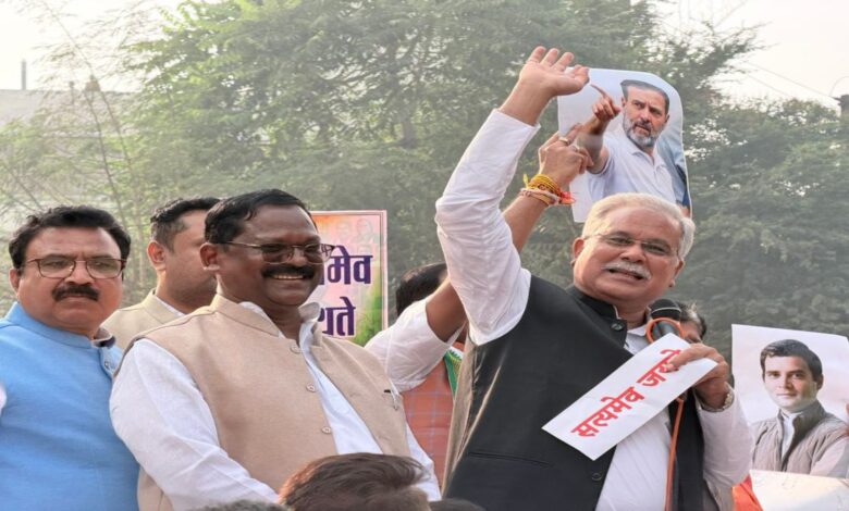 रायपुर में कांग्रेस का प्रदर्शन, भाजपा दफ्तर जाने से रोकी गई