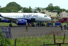 मुंबई–इंदौर फ्लाइट रद्द, एयरलाइंस की विफल सूचना से यात्री नाराज