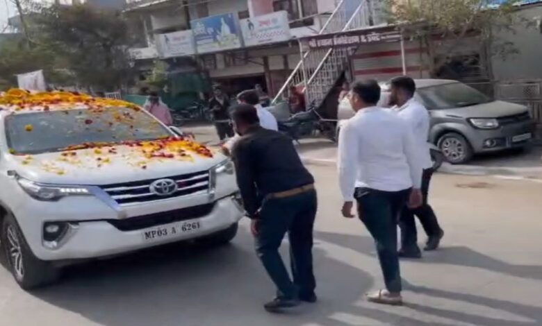 शिवराज काफिले में सुरक्षा चूक, युवक सड़क पर बैठकर मिला मंत्री से