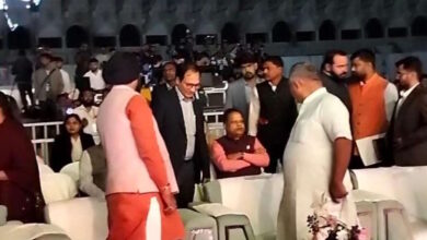 युवा महोत्सव में कुर्सी विवाद, अमर अग्रवाल नाराज़