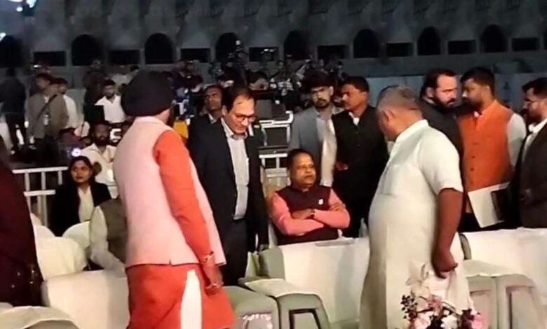 युवा महोत्सव में कुर्सी विवाद, अमर अग्रवाल नाराज़