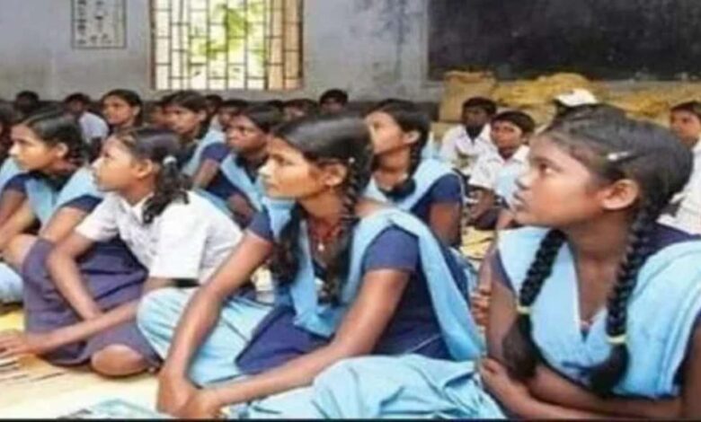 बच्चों की पढ़ाई बाधित, गैरहाजिर शिक्षकों पर सख्त कार्रवाई