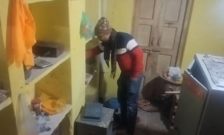 ज्वेलर्स की दुकानों में लाखों की लूट, बदमाशों ने गुलैल से किया हमला