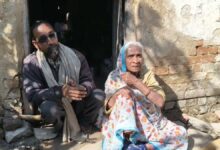 600 रुपये की पेंशन के लिए 6 महीने से भटक रही 75 साल की मां, दिव्यांग बेटे का बना सहारा