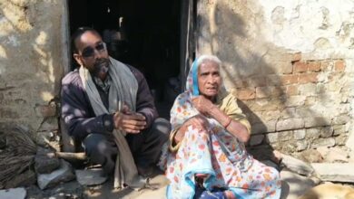 600 रुपये की पेंशन के लिए 6 महीने से भटक रही 75 साल की मां, दिव्यांग बेटे का बना सहारा