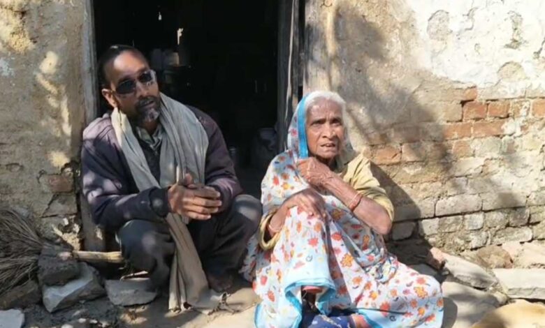पेंशन के लिए 6 महीने से भटक रही 75 साल की मां, पढ़े पूरी खबर
