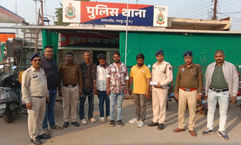 सोने की चैन एवं नगदी रकम लूट करने वाले 4 आरोपी गिरफ्तार सोने की चैन एवं नगदी रकम लूट करने वाले 4 आरोपी गिरफ्तार