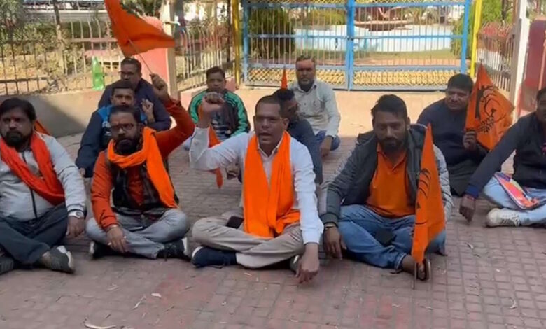 रेलवे मजदूर के साथ दुर्व्यवहार संघ का धरना-प्रदर्शन रेलवे मजदूर के साथ दुर्व्यवहार संघ का धरना-प्रदर्शन