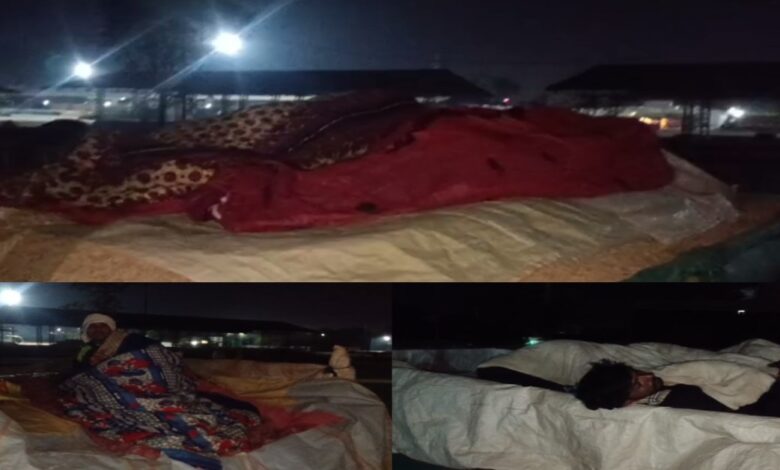 फसल बेचने के लिए किसान संघर्षरत, प्रशासन नहीं ले रहा सुध