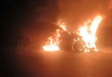 चलती कार में आग लगी, मैहर में परिवार ने बचाई अपनी जान