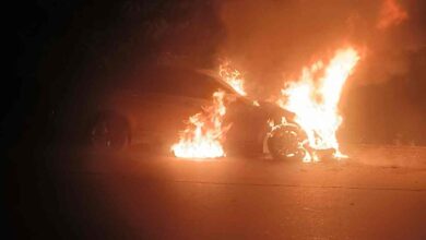 चलती हुई मर्सिडीज में लगी आग, ड्राइवर की सूझबूझ से बची जान