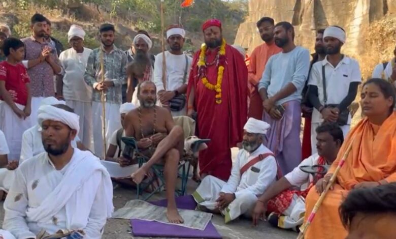 दादा गुरु की चौथी नर्मदा परिक्रमा में मांडू आगमन, धर्मसभा में दिए संदेश