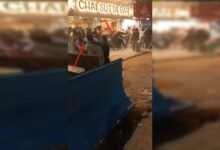 दिनदहाड़े सड़क पर हड़कंप, पार्किंग विवाद में युवकों का मारपीट