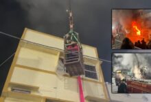 कपड़े की दुकान में आग, राहत कार्य में क्रेन और रस्सी का इस्तेमाल