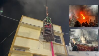 कपड़े की दुकान में आग, राहत कार्य में क्रेन और रस्सी का इस्तेमाल