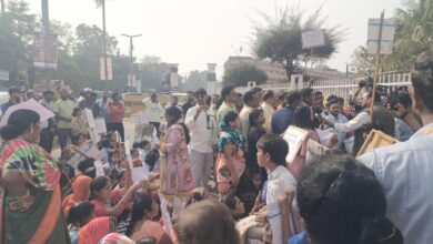 दुर्गा नगर बस्तीवासियों का नगर निगम के सामने प्रदर्शन