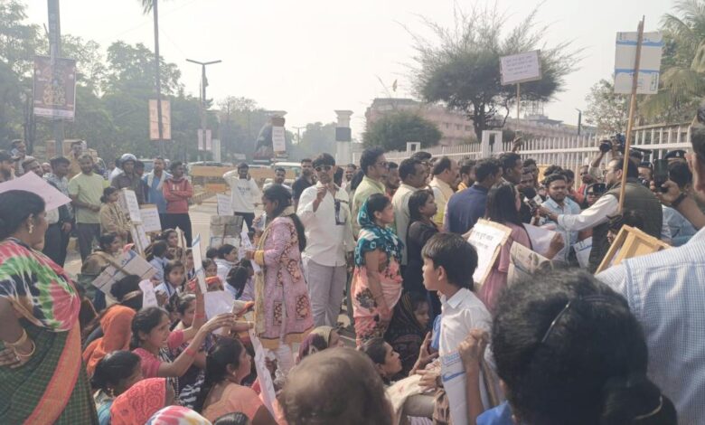 दुर्गा नगर बस्तीवासियों का नगर निगम के सामने प्रदर्शन