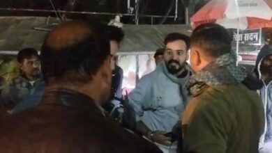 बैरागढ़ में हेलमेट चेकिंग पर पुलिस और चालकों में विवाद बैरागढ़ में हेलमेट चेकिंग पर पुलिस और चालकों में विवाद