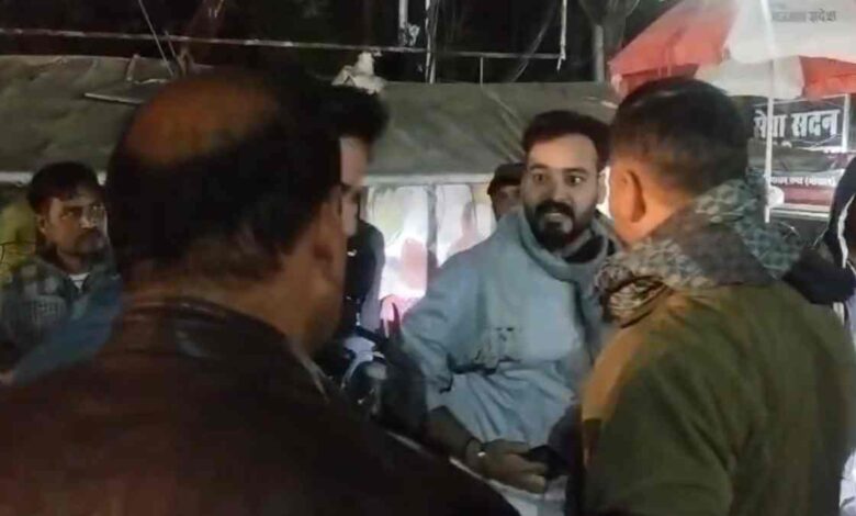 बैरागढ़ में हेलमेट चेकिंग पर पुलिस और चालकों में विवाद बैरागढ़ में हेलमेट चेकिंग पर पुलिस और चालकों में विवाद