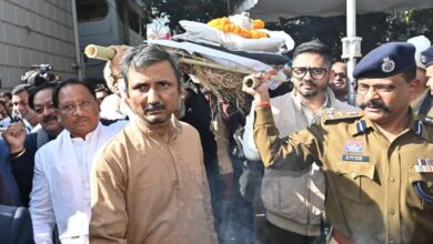 मुख्यमंत्री ने विनोद कुमार शुक्ल को अंतिम श्रद्धांजलि अर्पित की मुख्यमंत्री ने विनोद कुमार शुक्ल को अंतिम श्रद्धांजलि अर्पित की