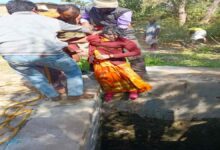 महिला कुएं में गिरकर मृत, ग्रामीणों ने शव निकाला