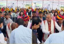 सांसद ने अफसरों के पैर छूकर जताई गहरी नाराजगी