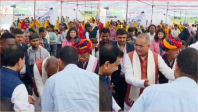 सांसद ने अफसरों के पैर छूकर जताई गहरी नाराजगी