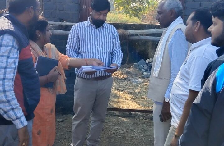 मनरेगा के कार्य का निरीक्षण करने फील्ड पहुंचे जिला पंचायत सीईओ, गुणवत्ता पर ध्यान देने के निर्देश मनरेगा के कार्य का निरीक्षण करने फील्ड पहुंचे जिला पंचायत सीईओ, गुणवत्ता पर ध्यान देने के निर्देश