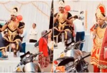 गुना पुलिस का हेलमेट जागरूकता अभियान यमराज और चित्रगुप्त के वेश में सड़क सुरक्षा