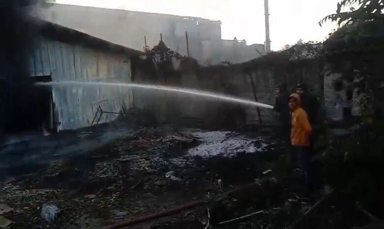 गद्दा फैक्ट्री में भीषण आग, मशीनें, कच्चा माल और गद्दा जलकर राख गद्दा फैक्ट्री में भीषण आग, मशीनें, कच्चा माल और गद्दा जलकर राख