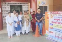 बस्तर में स्वास्थ्यकर्मियों का CRMC भुगतान बंदी विरोध प्रदर्शन