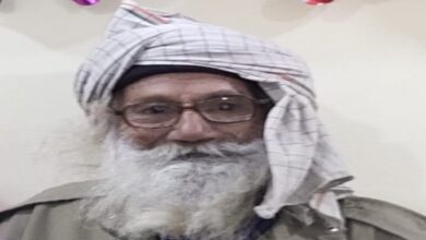 सड़क धंसने से पलटा डंपर, बुजुर्ग की जान गई