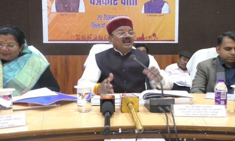 सड़क निर्माण विवाद मंत्री दिलीप जायसवाल के बयान पर सवाल