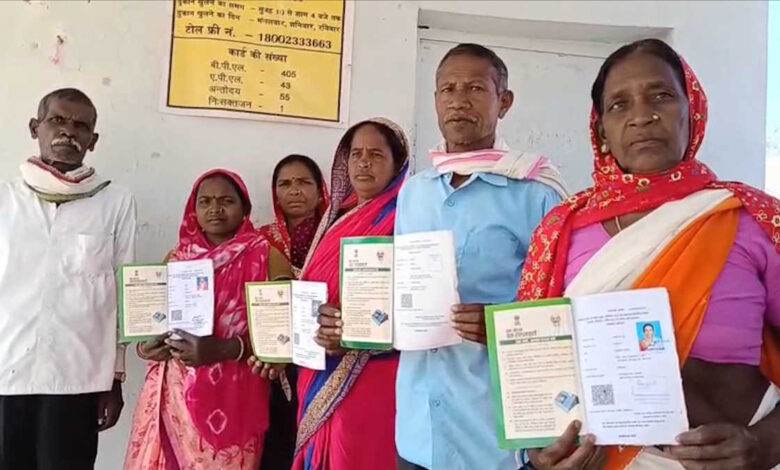 डौण्डी ब्लॉक में प्रशासनिक गलती से सैकड़ों परिवारों को राशन नहीं मिला डौण्डी ब्लॉक में प्रशासनिक गलती से सैकड़ों परिवारों को राशन नहीं मिला