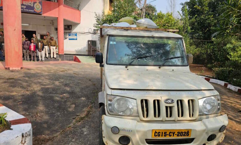 अवैध धान जब्त दो पिकअप में बिना टोकन मिला सरकारी अनाज