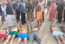 भ्रष्टाचार का विरोध करने वाले बुजुर्गों को पुलिस ने गिरफ्तार किया