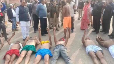 भ्रष्टाचार का विरोध करने वाले बुजुर्गों को पुलिस ने गिरफ्तार किया भ्रष्टाचार का विरोध करने वाले बुजुर्गों को पुलिस ने गिरफ्तार किया