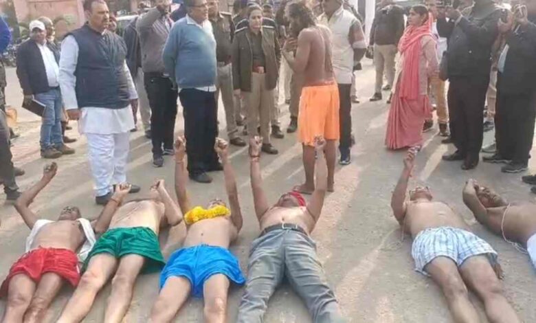 भ्रष्टाचार का विरोध करने वाले बुजुर्गों को पुलिस ने गिरफ्तार किया