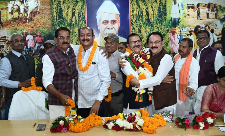 जिला सहकारी केन्द्रीय बैंक मर्यादित, रायपुर में अध्यक्ष एवं उपाध्यक्ष द्वारा कार्यभार ग्रहण