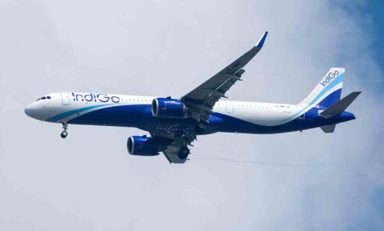 इंडिगो की उड़ानों के रद्द होने से हजारों यात्री फंसे इंडिगो की उड़ानों के रद्द होने से हजारों यात्री फंसे