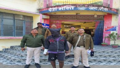 рдЖрд░рдХреНрд╖рдХ рдкрд░ рд╣рдорд▓рд╛ рдХрд░рдиреЗ рд╡рд╛рд▓рд╛ рдЖрд░реЛрдкреА рд╢рд╣рдбреЛрд▓ рдкреБрд▓рд┐рд╕ рдиреЗ рдкрдХрдбрд╝рд╛ рдЖрд░рдХреНрд╖рдХ рдкрд░ рд╣рдорд▓рд╛ рдХрд░рдиреЗ рд╡рд╛рд▓рд╛ рдЖрд░реЛрдкреА рд╢рд╣рдбреЛрд▓ рдкреБрд▓рд┐рд╕ рдиреЗ рдкрдХрдбрд╝рд╛