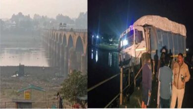 खेड़ी घाट पर कार नर्मदा नदी में गिरी, मछुआरों ने बचाया चालक