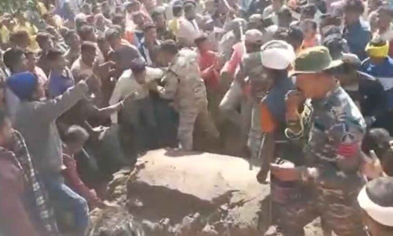 धर्मांतरण विवाद शव दफन को लेकर झूमाझटकी, ग्रामीण और पुलिस घायल