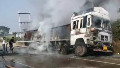 हाईवे पर ट्रक में अचानक आग, यातायात हुआ प्रभावित