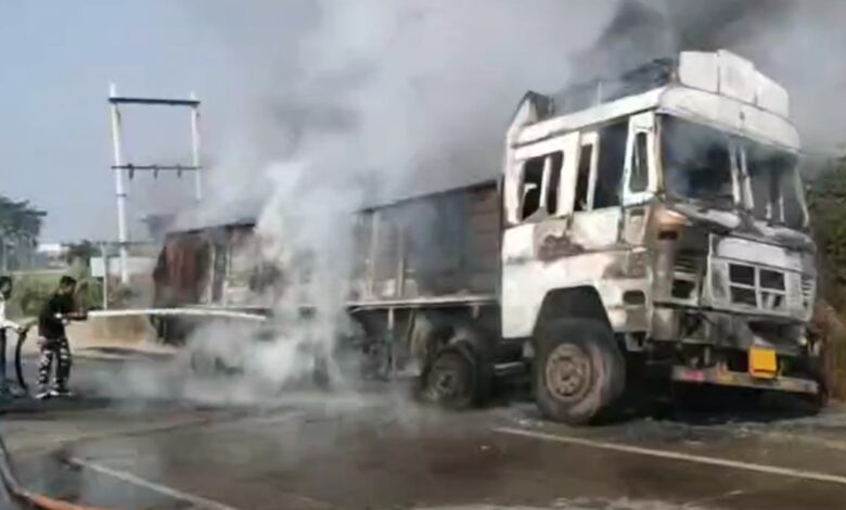 हाईवे पर ट्रक में अचानक आग, यातायात हुआ प्रभावित