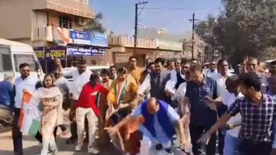 घेराव से पहले ही सड़क पर औंधे मुंह गिरे विधायक और पूर्व विधायक घेराव से पहले ही सड़क पर औंधे मुंह गिरे विधायक और पूर्व विधायक