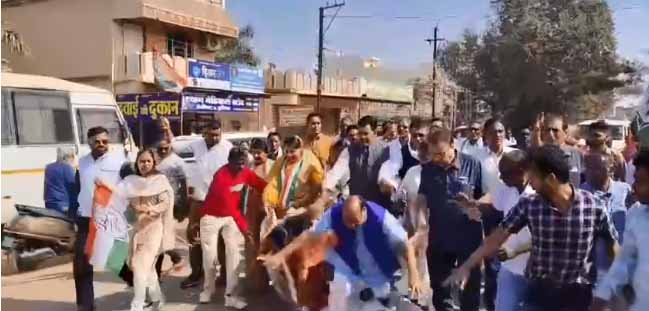 घेराव से पहले ही सड़क पर औंधे मुंह गिरे विधायक और पूर्व विधायक घेराव से पहले ही सड़क पर औंधे मुंह गिरे विधायक और पूर्व विधायक