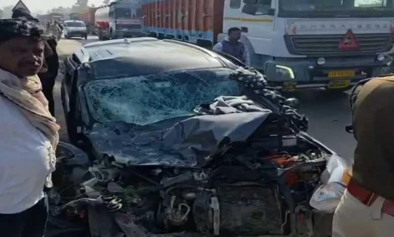 डीजल टैंकर से भिड़ी कार, 1 युवक की मौत, 2 महिला समेत 4 घायल